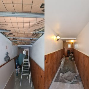 Couloir en rénovation, comparant un plafond isolé en travaux à un couloir terminé avec lambris et appliques