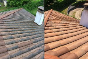 Comparaison avant/après du nettoyage d’une toiture en tuiles, sale à gauche et propre à droite