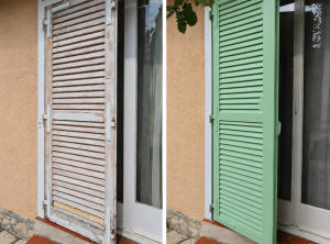 Comparaison d’un volet en bois usé et d’un volet restauré peint en vert sur une façade