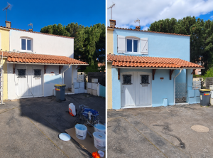 Comparaison avant-après de la façade d’une maison, repeinte en bleu clair avec volets blancs
